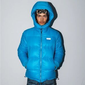 Reversible down jacket
Detachable hood
Arctic Rated: Down to -30°C